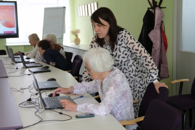 Attēls: digitālās pratības mācību bibliotēkā dalībnieki