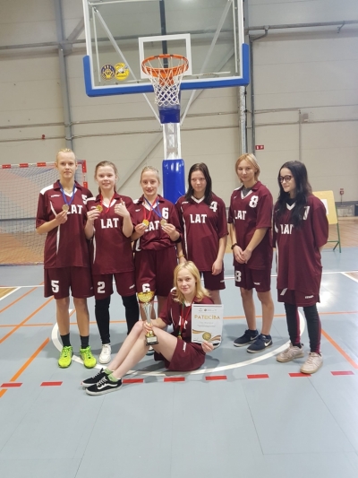 Attēls: Sveķu pamatskolas basketbola komandai 1.vieta