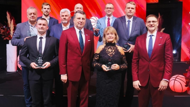 Attēls: Gulbenes novada Bērnu un jaunatnes sporta skola saņem Latvijas Basketbola savienības pateicību 