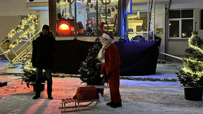 Attēls ar Gulbenes pilsētas pārvaldes vadītāju eglītes iedegšanas pasākumā