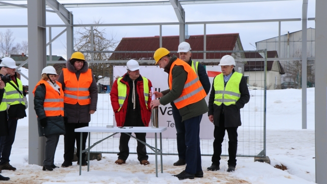 Attēls: Jaunās ražošanas un noliktavas ēkas pamatos Gulbenē, Zaļajā ielā 3, tiek iebetonēta kapsula un svinēti spāru svētki. 