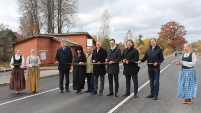 Atklāj pārbūvēto autoceļa P27 Smiltene–Gulbene posmu