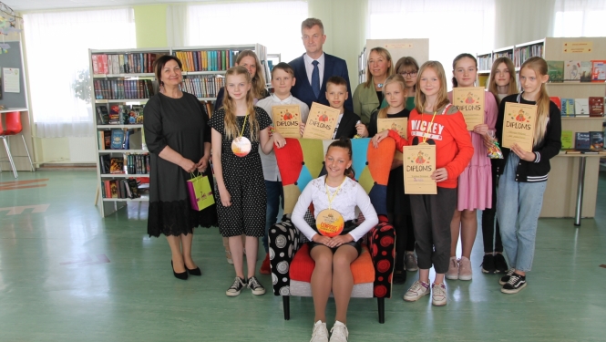 Attēls: apbalvo Skaļās lasīšanas čempionu Gulbenes novadā