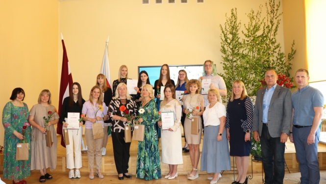 Attēls: Sumina Gulbenes novada  skolu 2022./2023.mācību gada mācību priekšmetu olimpiāžu laureātus