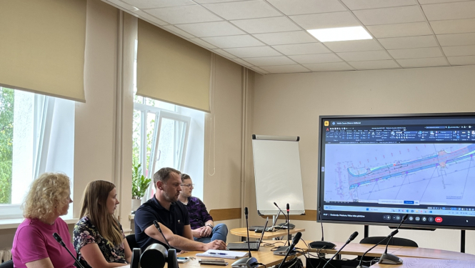 Attēls: tikšanās ar projektētāju par ielu pārbūvi