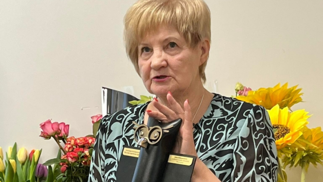 attēls ar Gulbenes novada vidusskolas sākumskolas skolotājas Ināras Aleksandrovas sveikšanu