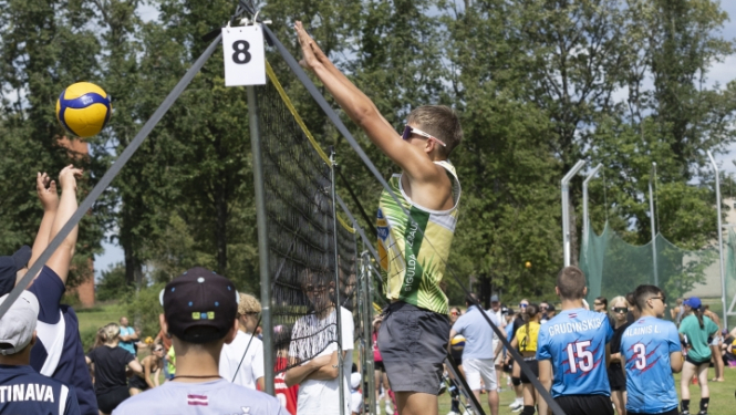 Attēls: aptuveni 400 jaunie volejbolisti pulcējas uz sacensībām Jaungulbenes stadionā
