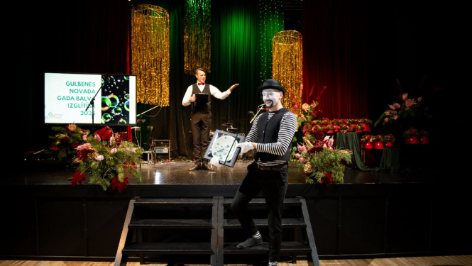 attēls: pasniegta Gulbenes novada gada balva izglītībā 2025