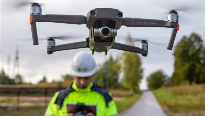 Attēls: Vairākos novados veiks gaisvadu elektrolīniju apsekošanu ar droniem un helikopteru