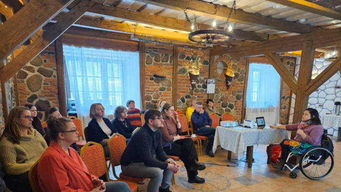 Attēls: apmācību cikla otrās un trešās dienas mācības par tēmām “Vides piekļūstamība praksē un pieredzē” un “Piekļūstamība – attieksme un aizspriedumi”