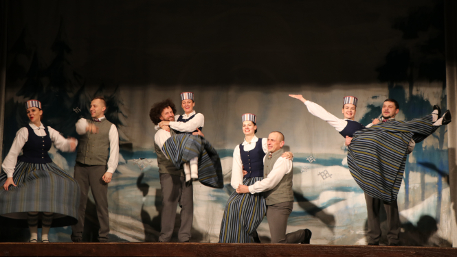 Attēls: Gulbenes novada tautisko deju kolektīvu dejotāji sadancī