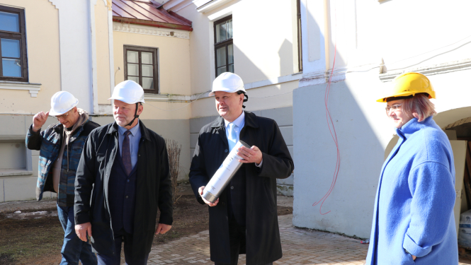 Lizuma pamatskolas ēkā gulda vēstījuma kapsulu