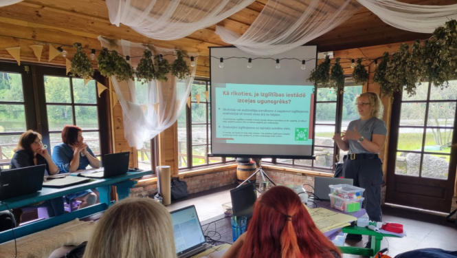 Attēls: Skolotājus iepazīstina ar projekta “CRISEPAC” izstrādātajiem mācību resursiem