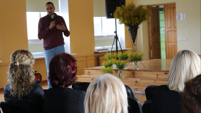 Attēls: Izglītības svētku ietvaros ar Gulbenes novada skolotājiem tikās ārsts - psihoterapeits Artūrs Miksons