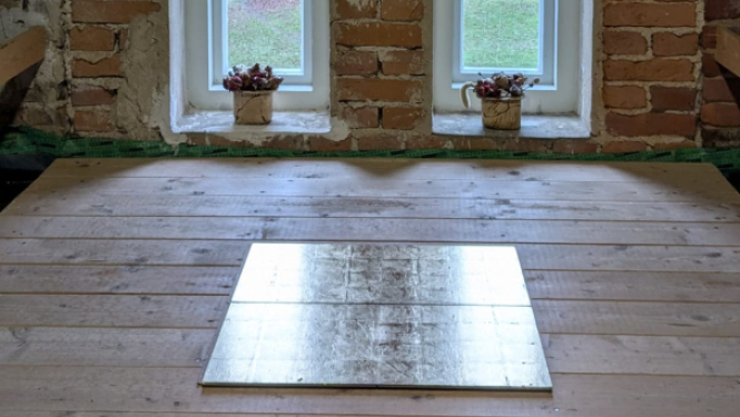 Attēls: Zelta plāksne Stāmerienas pilī