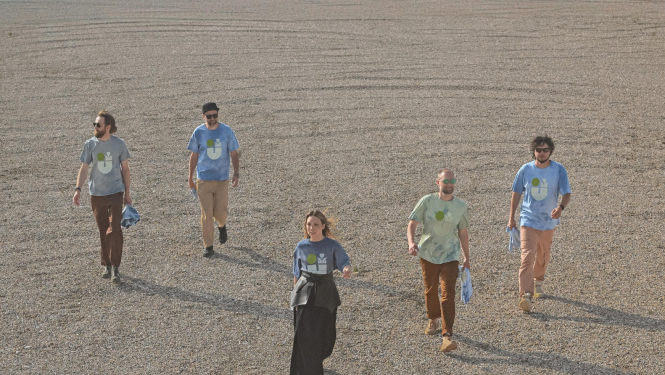 Attēls: Grupa “Astro'n'out” rada unikālu apģērbu līniju no tekstila konteineros nodotajiem krekliņiem