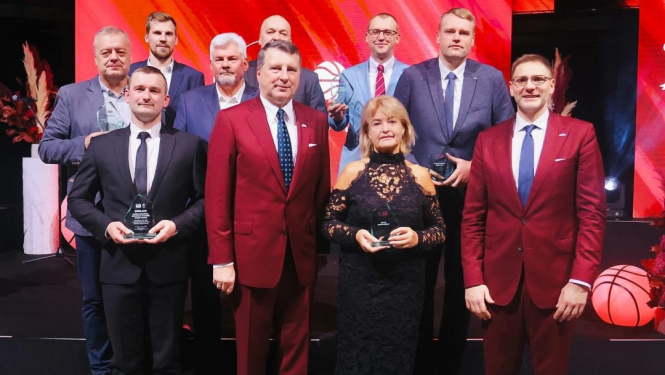 Attēls: Gulbenes novada Bērnu un jaunatnes sporta skola saņem Latvijas Basketbola savienības pateicību 