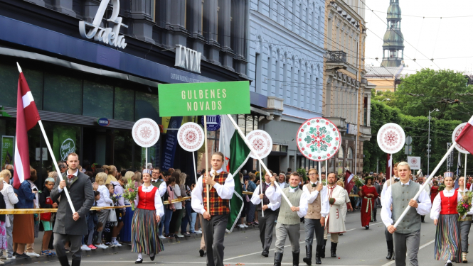 Attēls: Gulbenes novada dalībnieki dižojas Dziesmu un deju svētku gājienā