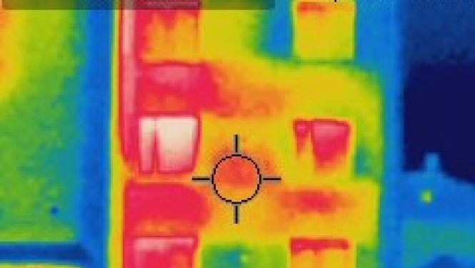 Viena no termokameras fiksācijām ēkai Vienības ielā 5, Beļavā. Sarkanā krāsa – siltuma zudumi