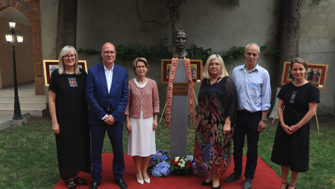 Edīte Medne kopā ar pārstāvjiem no Gulbenes novada