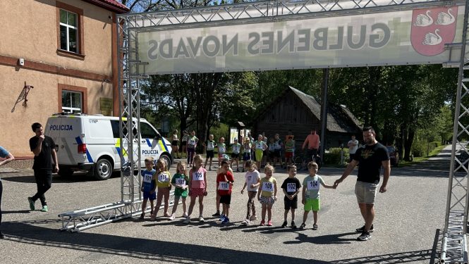 Attēls: tradicionālā tautas skrējiena “Rankas apļi 2023” dalībnieki