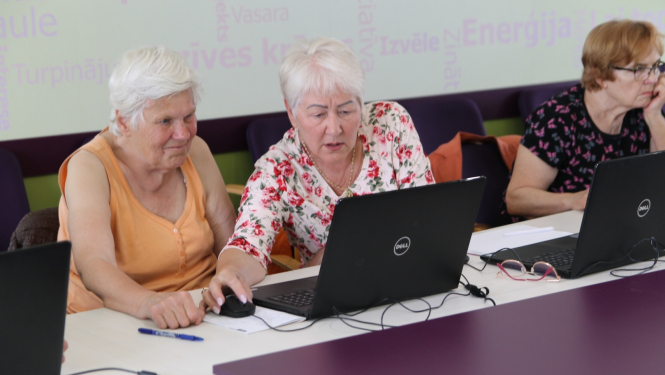 Attēls: digitālās pratības mācību bibliotēkā dalībnieki