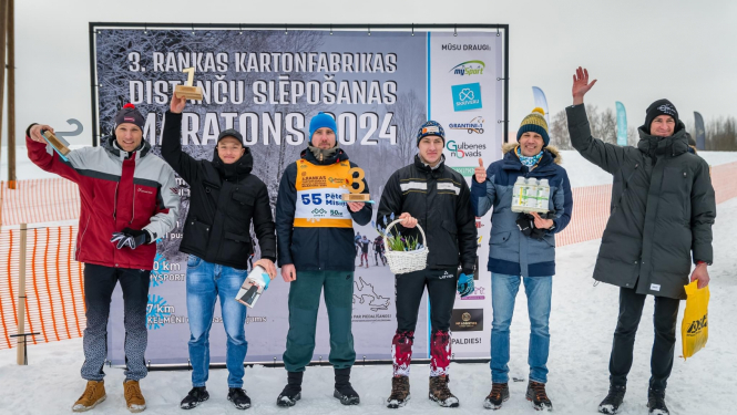 Attēls: Rankas kartonfabrikas distanču slēpošanas maratons dalībnieku aobalvošana