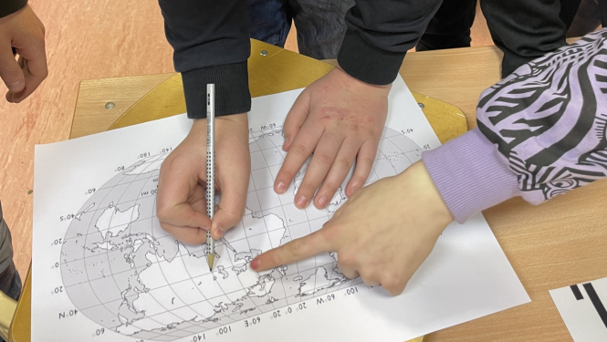 Attēls ar Tirzas pamatskolas skolēniem izlaušanās spēlē