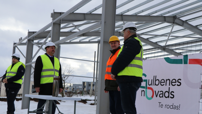 Attēls: Jaunās ražošanas un noliktavas ēkas pamatos Gulbenē, Zaļajā ielā 3, tiek iebetonēta kapsula un svinēti spāru svētki. 