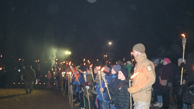 Lāpu gājiens Gulbenē pulcē lielu skaitu iedzīvotāju