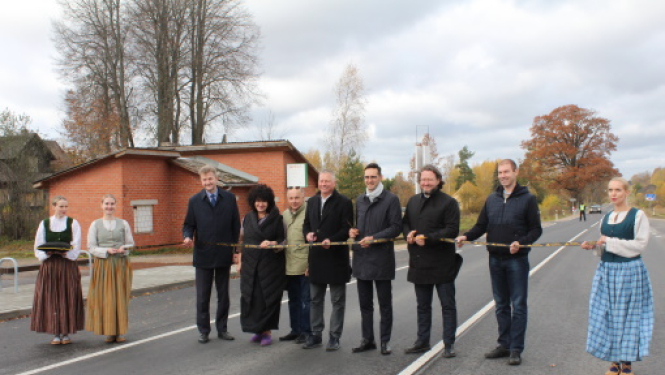 Atklāj pārbūvēto autoceļa P27 Smiltene–Gulbene posmu