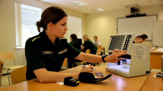 Attēls ar robežsardzes reflektantiem