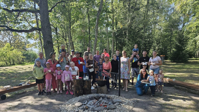 Attēls: Tēvu dienā atklāj atjaunoto ugunskura vietu Stāķu parkā