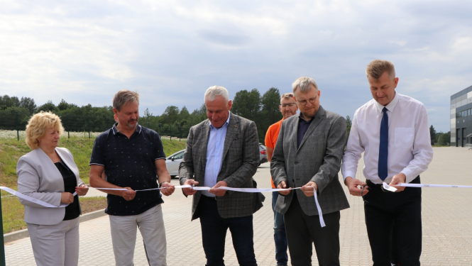 Attēls:Lizuma “Pinkās” simboliski pasniedz atslēgas jaunajiem nomniekiem 