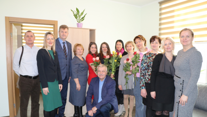 Attēls: ģimenes atbalsta centra "Saule" kolektīvs atvēršanas svētkos