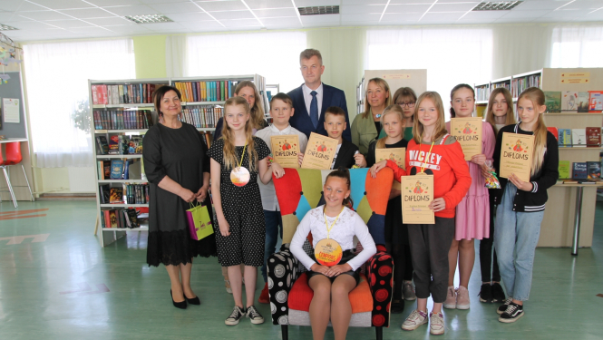 Attēls: apbalvo Skaļās lasīšanas čempionu Gulbenes novadā