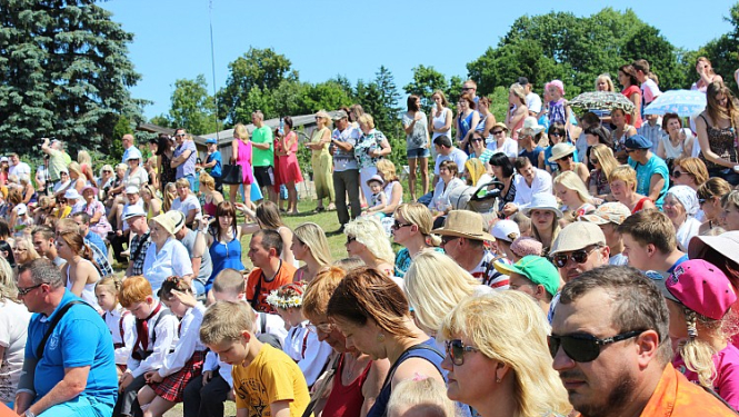 Deju koncerts. Novada skolu tautisko deju koncerts „Kas mežā braksķināja".