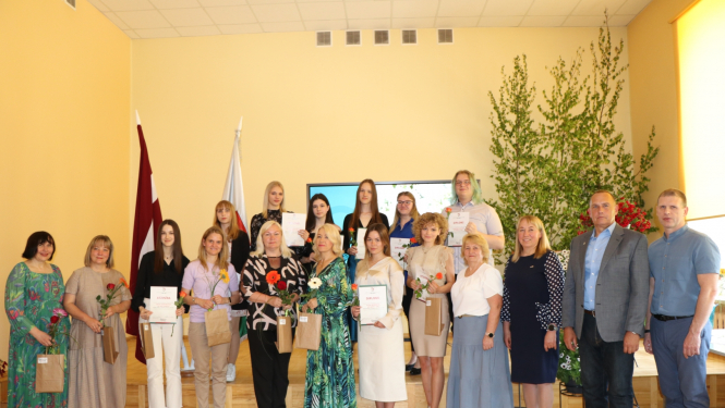 Attēls: Sumina Gulbenes novada  skolu 2022./2023.mācību gada mācību priekšmetu olimpiāžu laureātus