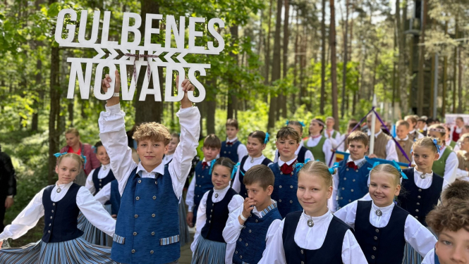 Attēls: Latvju bērni danci veda Jūrmalā svētku dalībnieki