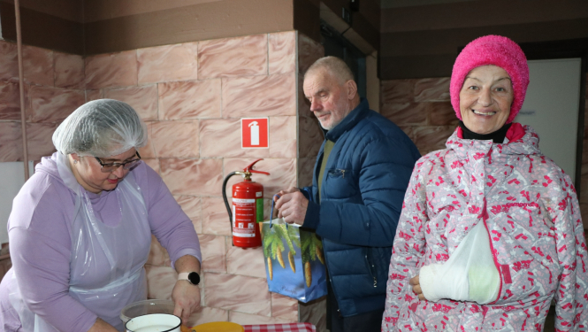 Attēls: pašvaldības finansētās zupas izdale Sarkanajā krustā