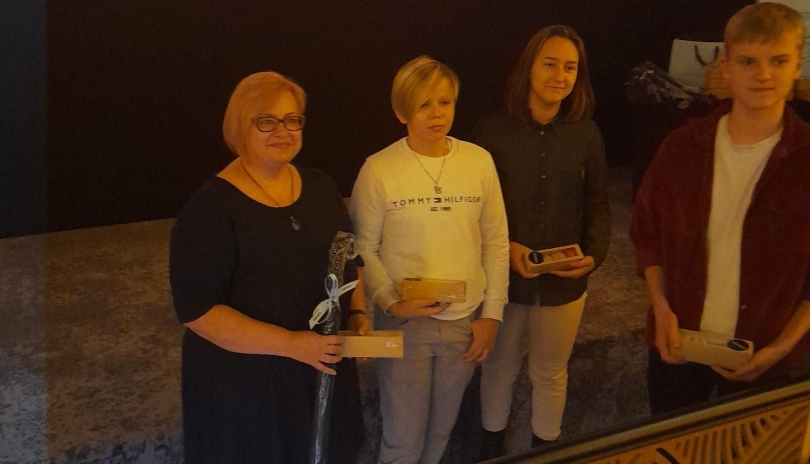 Attēls ar GNV 8.u klases komandu (A.Leona, J.Dzerkaļs, R. Drubiņš) (sk.Līga Silauniece)