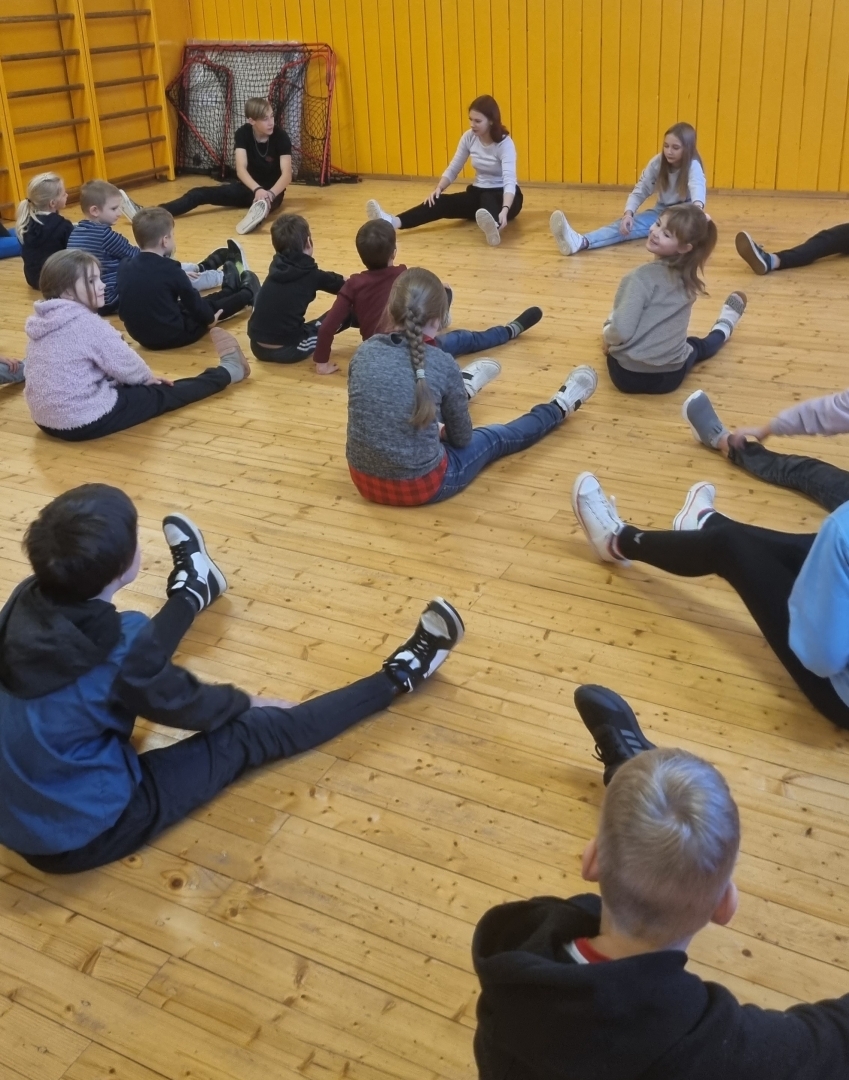 Attēlotas projekta “Veselīgs dzīvesveids Gulbīša pamatskolā” aktivitātes