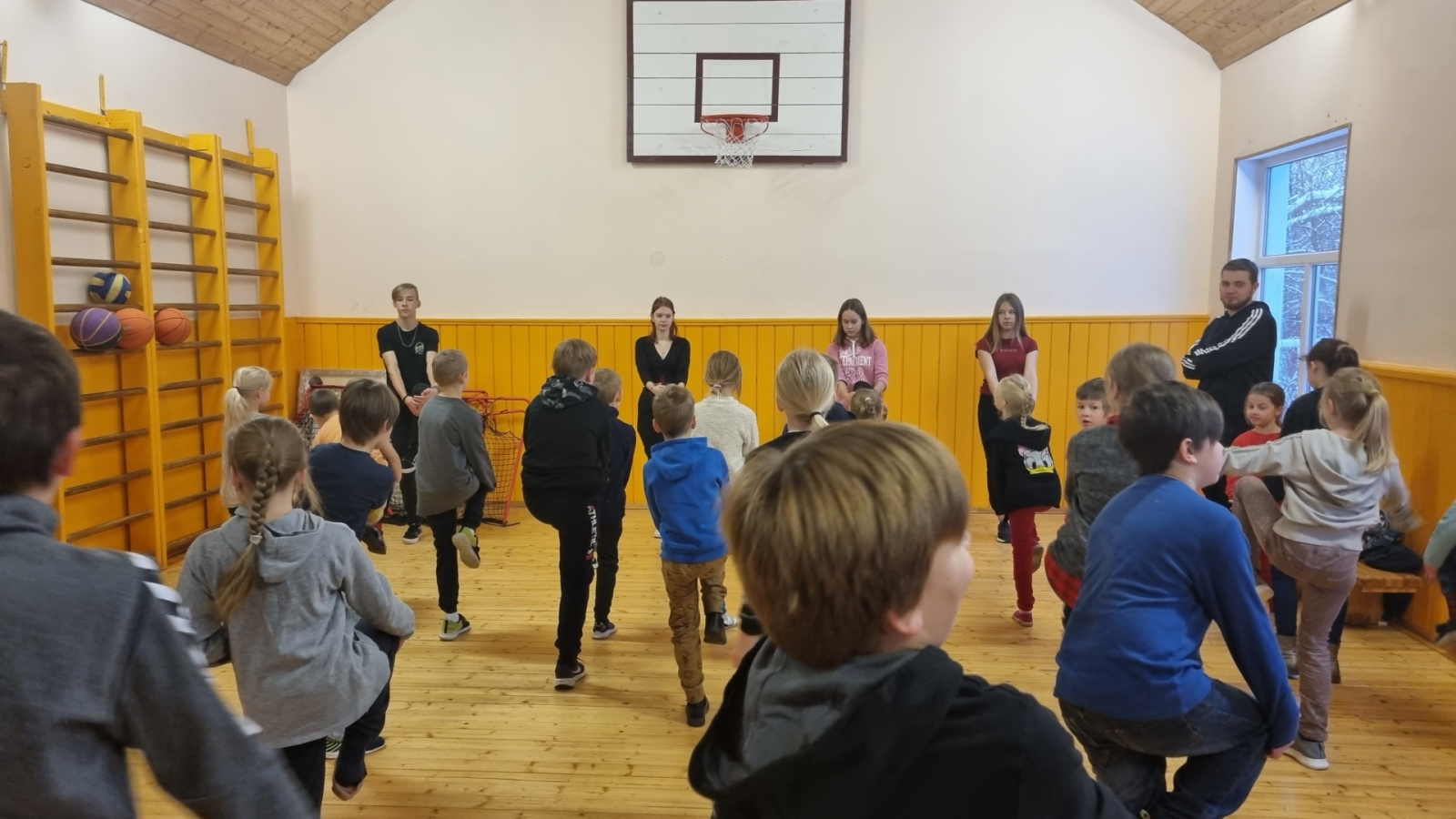 Attēlotas projekta “Veselīgs dzīvesveids Gulbīša pamatskolā” aktivitātes