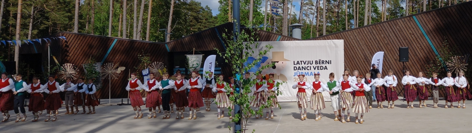 Attēls: Latvju bērni danci veda Jūrmalā svētku dalībnieki