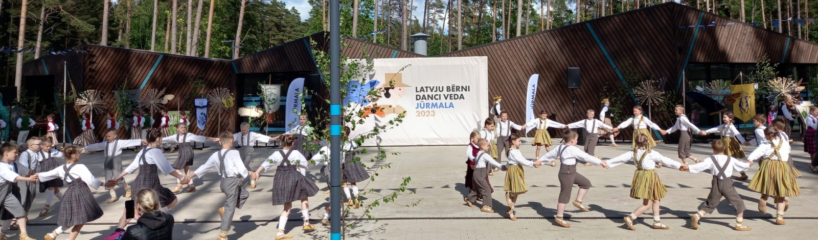 Attēls: Latvju bērni danci veda Jūrmalā svētku dalībnieki