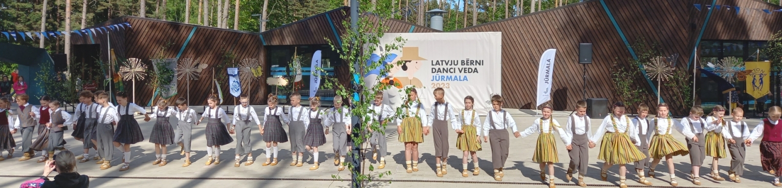 Attēls: Latvju bērni danci veda Jūrmalā svētku dalībnieki