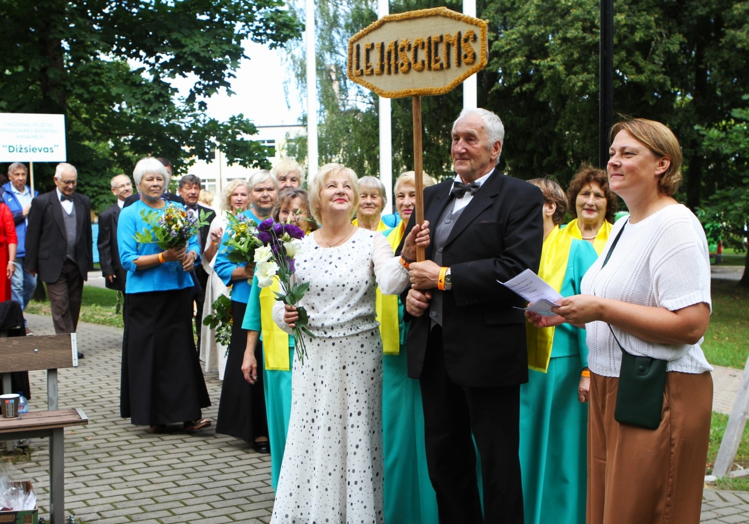 Piedalās 6. Latvijas Senioru sadziedāšanās svētkos