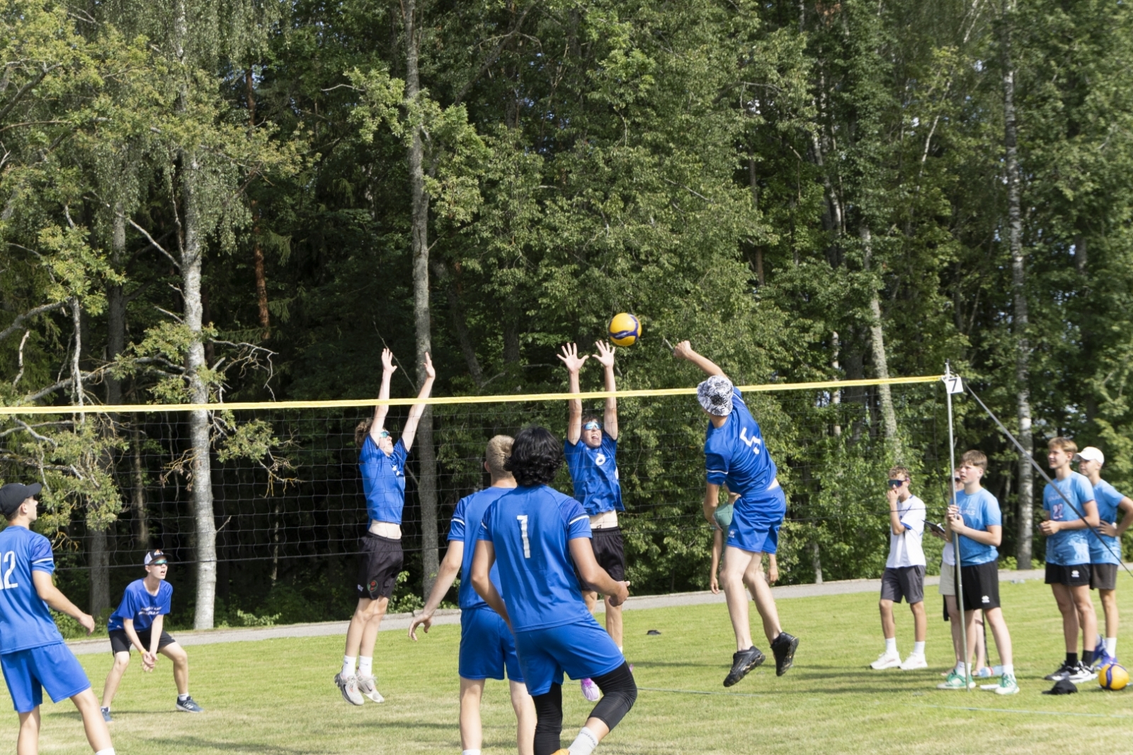 Attēls: aptuveni 400 jaunie volejbolisti pulcējas uz sacensībām Jaungulbenes stadionā