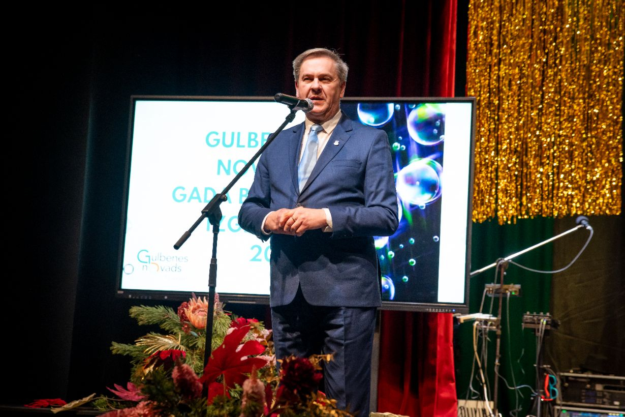 attēls: pasniegta Gulbenes novada gada balva izglītībā 2025