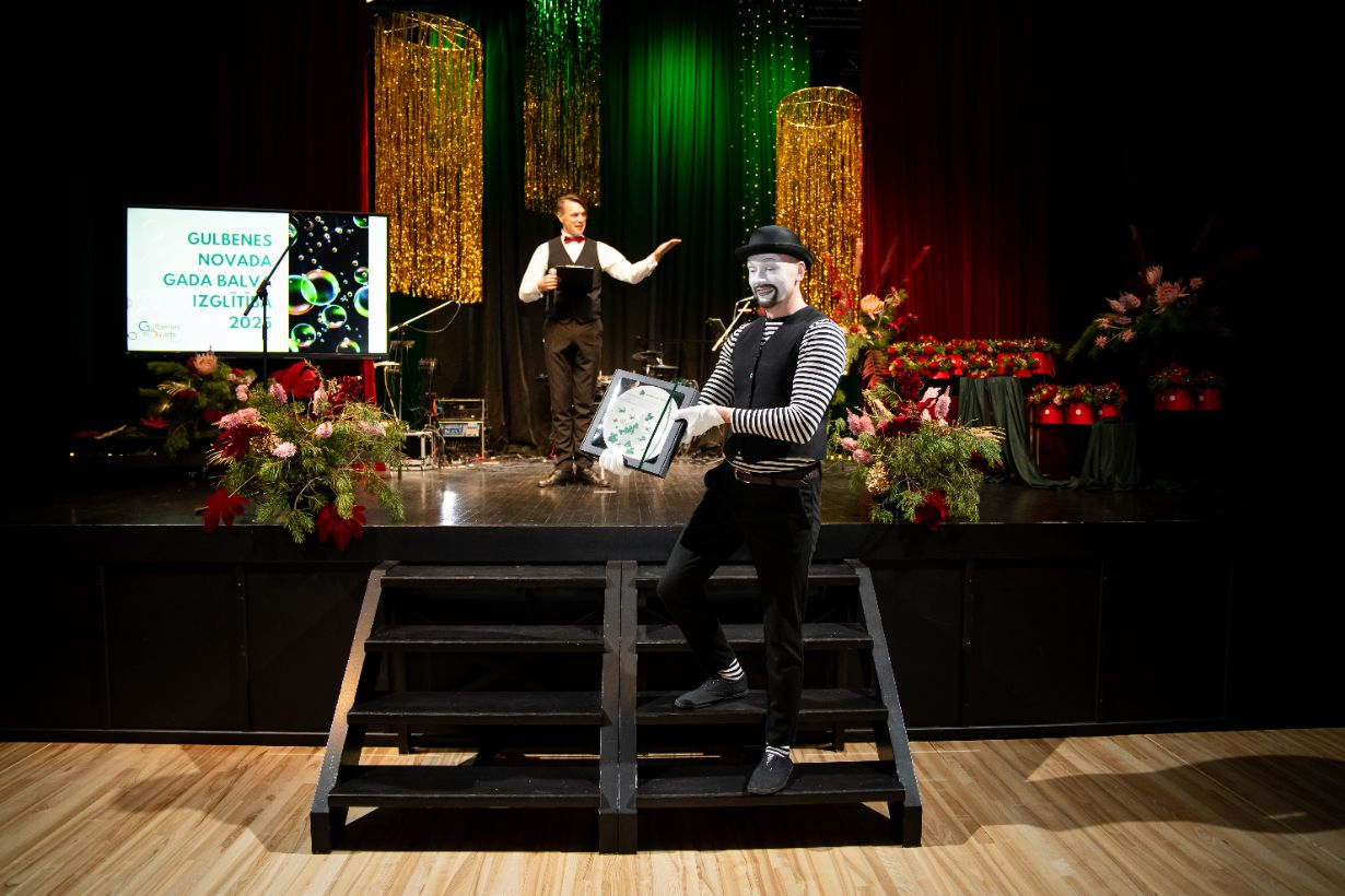 attēls: pasniegta Gulbenes novada gada balva izglītībā 2025